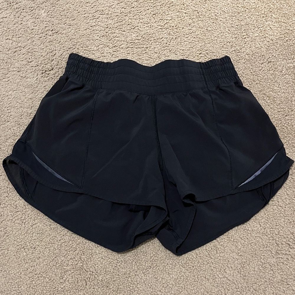 Lululemon Hotty Hot Short 2.5” - gently worn! Size 6